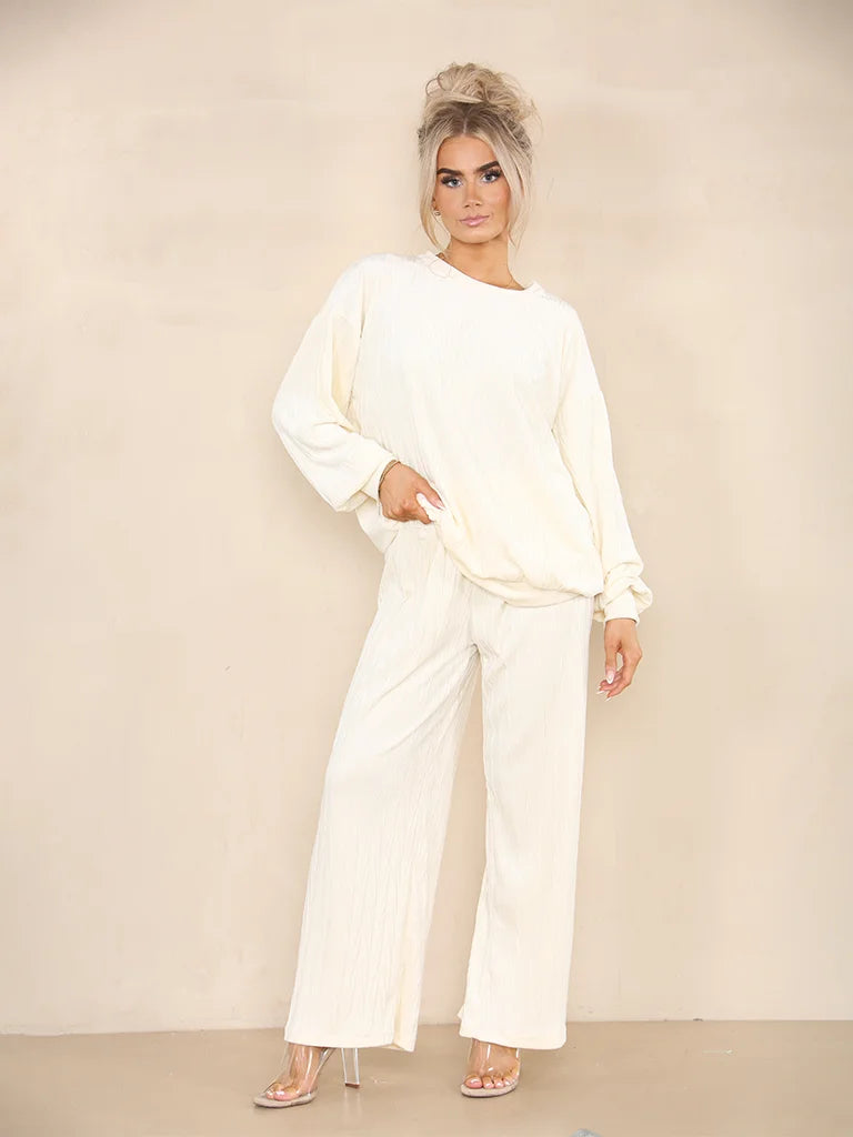 Velour White Winter Tracksuit, featuring wide jogger trousers and a sweater.  Comfy for a white autumn winter coord set.  Selling in wholesale ladies fashion wide selection .  no minimum order.